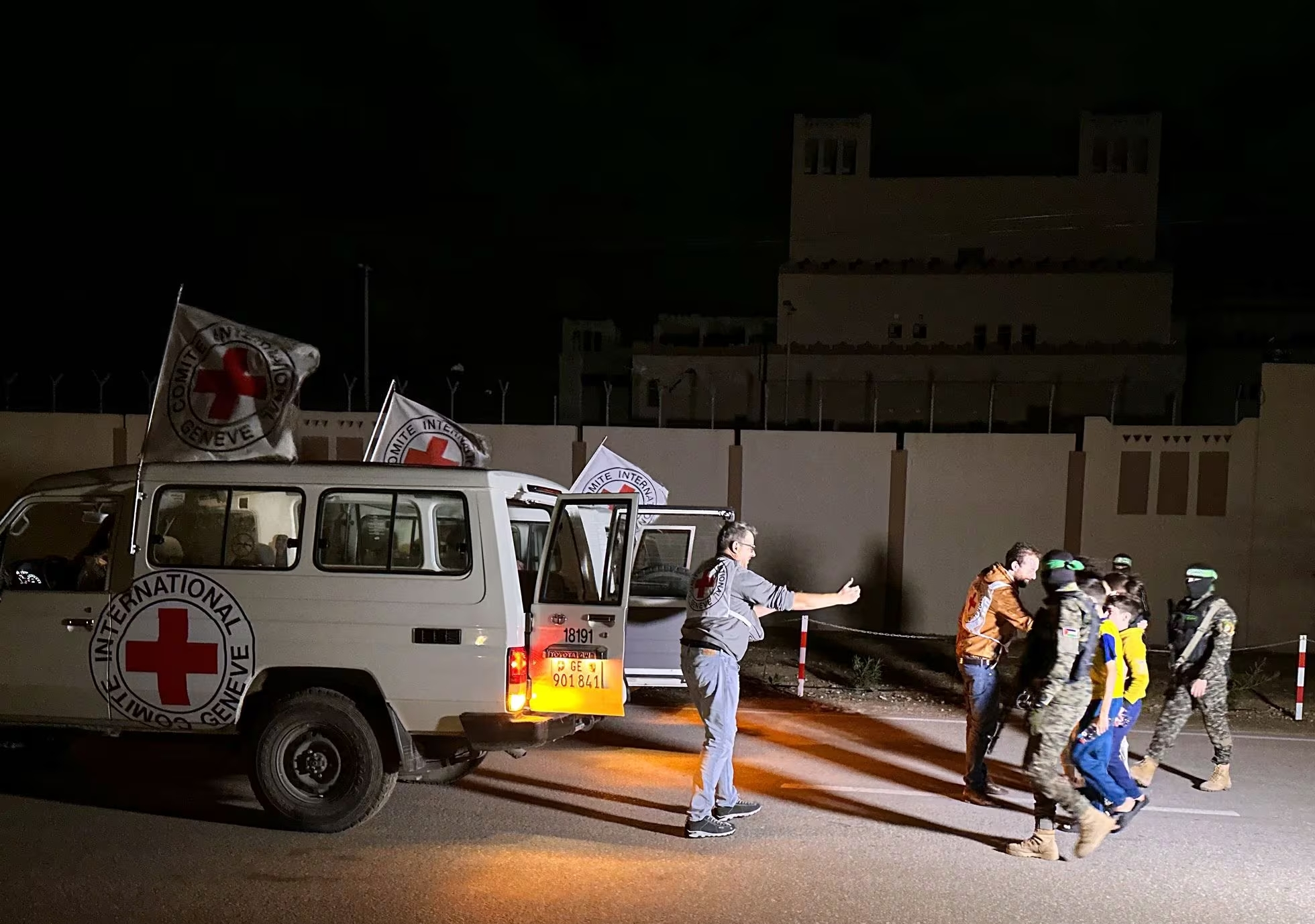 Hamás entrega dos niños rehenes para ser llevados a Israel Hamás entrega dos niños rehenes para ser llevados a Israel