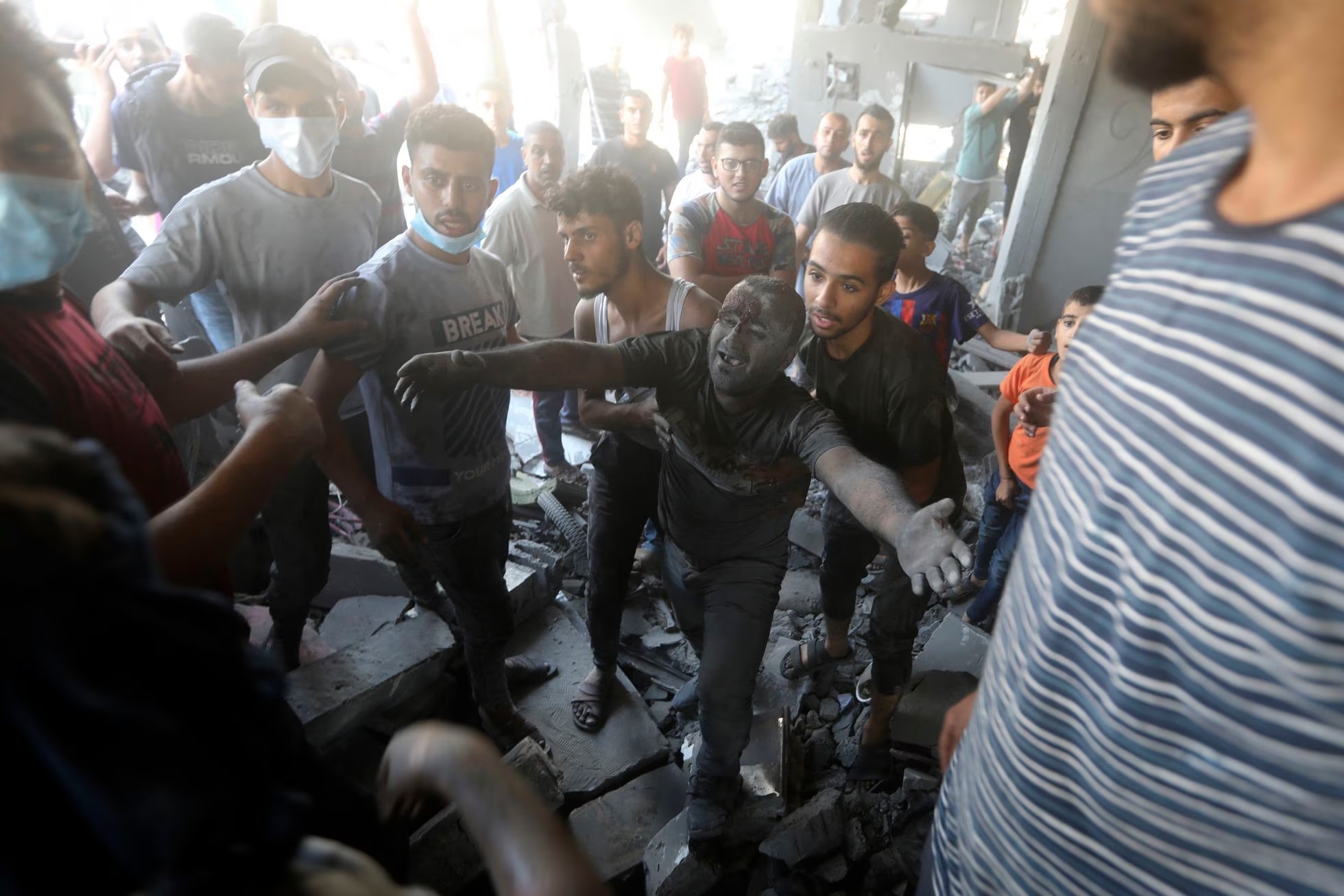 Hombre rescatado entre los escombros de Bureij (Mohammed Dahman/AP).