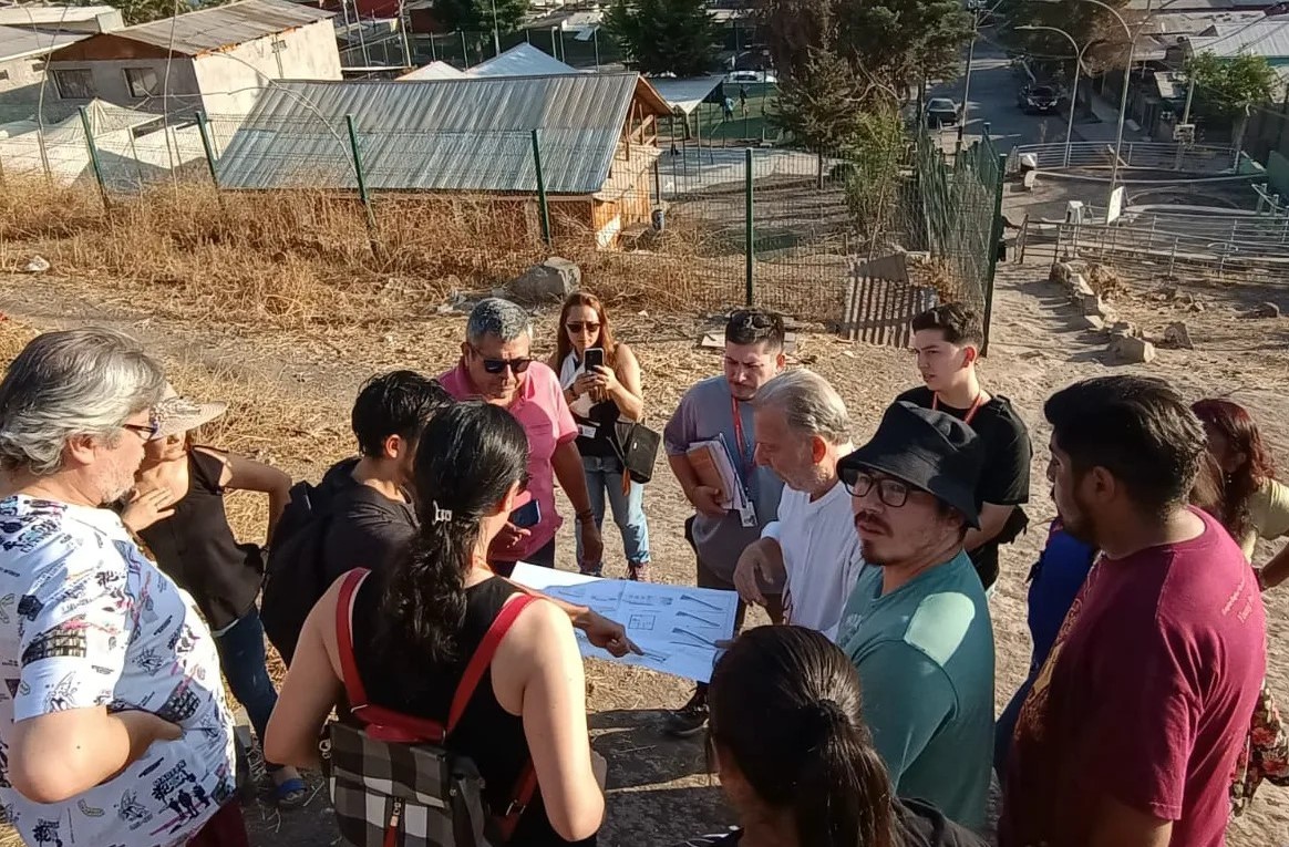 Arquitecto en terreno junto al comité y EP Municipal Arquitecto en terreno junto al comité y EP Municipal