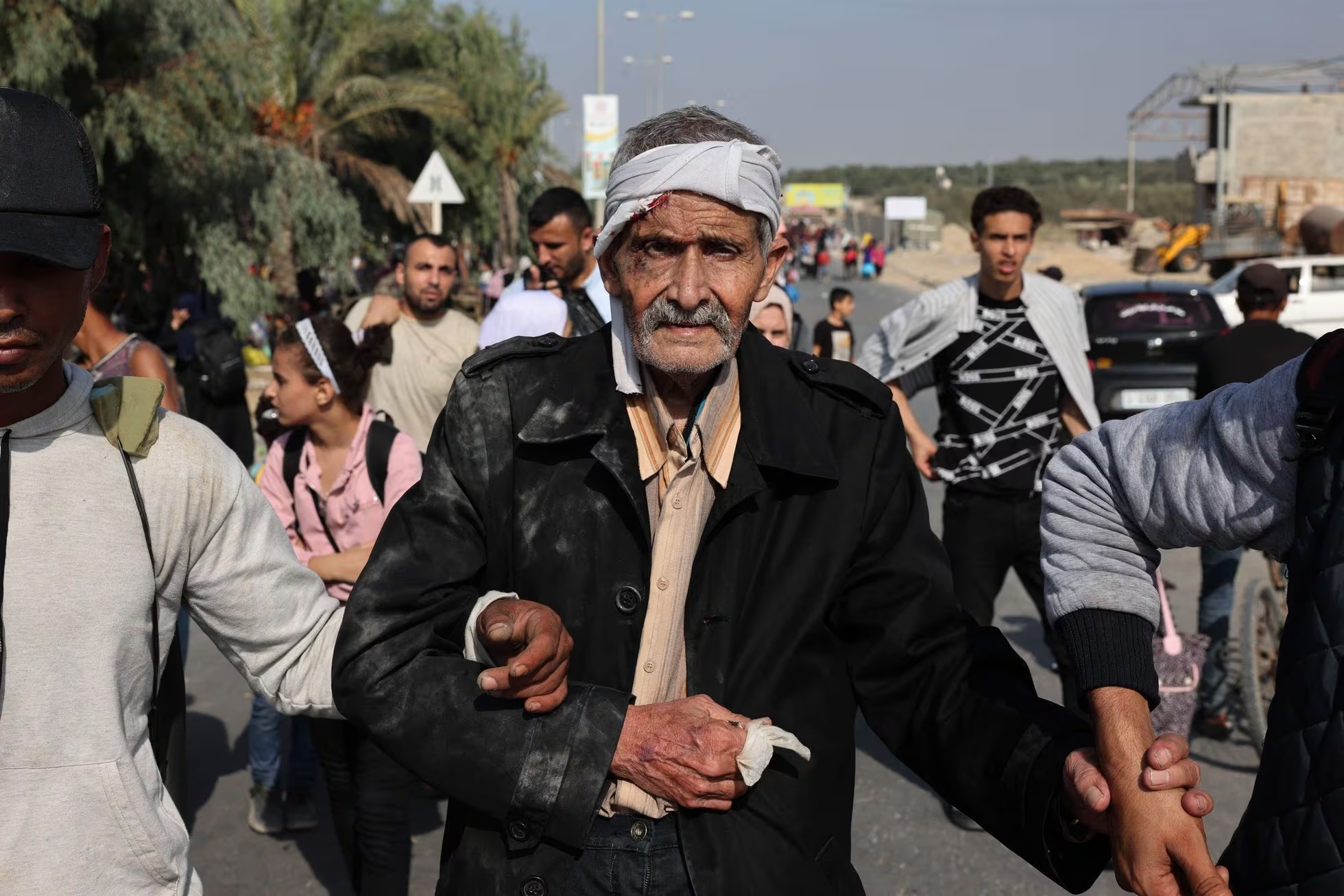 Palestinos huyendo de bombardeos