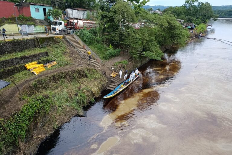 Los ríos de Esmeraldas, en Ecuador, lucen con manchas negras de petróleo, tras un derrame de PetroEcuador. Foto: Ministerio de Energía y Minas