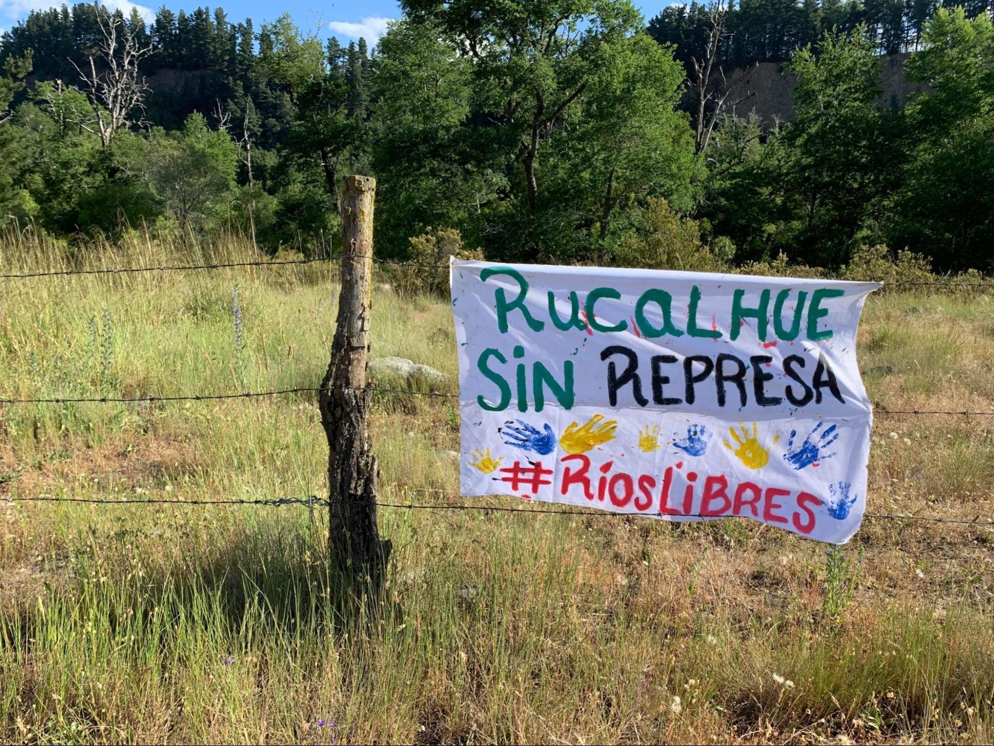 Toma para detener la Central Rucalhue. Foto: Paula Huenchumil. Toma para detener la Central Rucalhue. Foto: Paula Huenchumil.