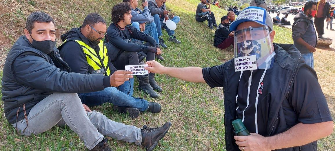 Los informes y documentos indican que el hombre de la foto fue enviado a la manifestación para promover la demanda de vacunas para los mensajeros en moto, en nombre de una agencia de publicidad. Los informes y documentos indican que el hombre de la foto fue enviado a la manifestación para promover la demanda de vacunas para los mensajeros en moto, en nombre de una agencia de publicidad.