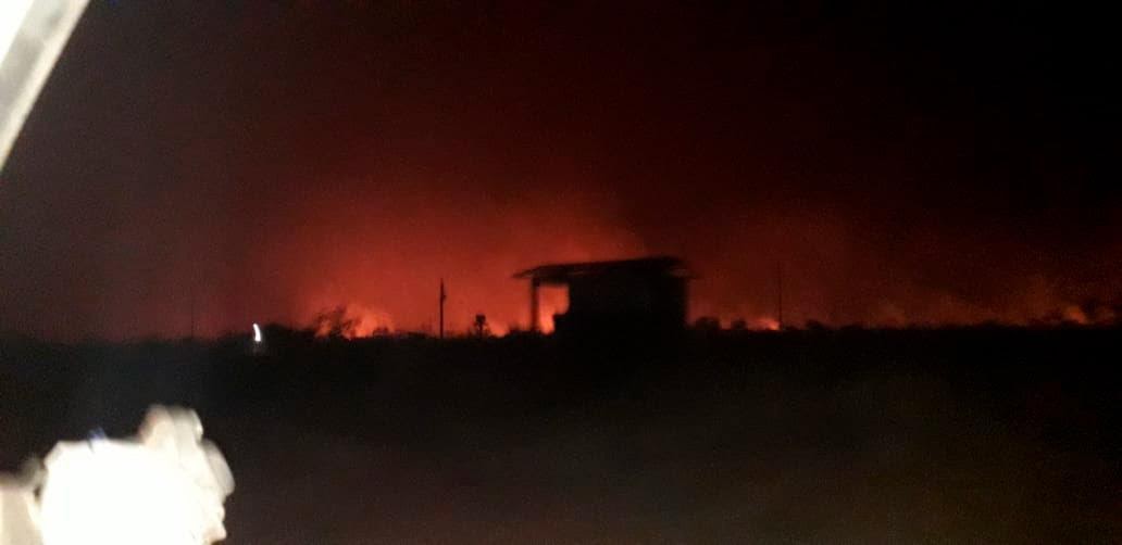 Los indígenas bororo, de la tierra de Tereza Cristina, vieron cómo el fuego rodeaba tres aldeas. La gente tuvo que irse a otras tierras y el líder fue trasladado por problemas respiratorios (Foto: Estévão Bororo)