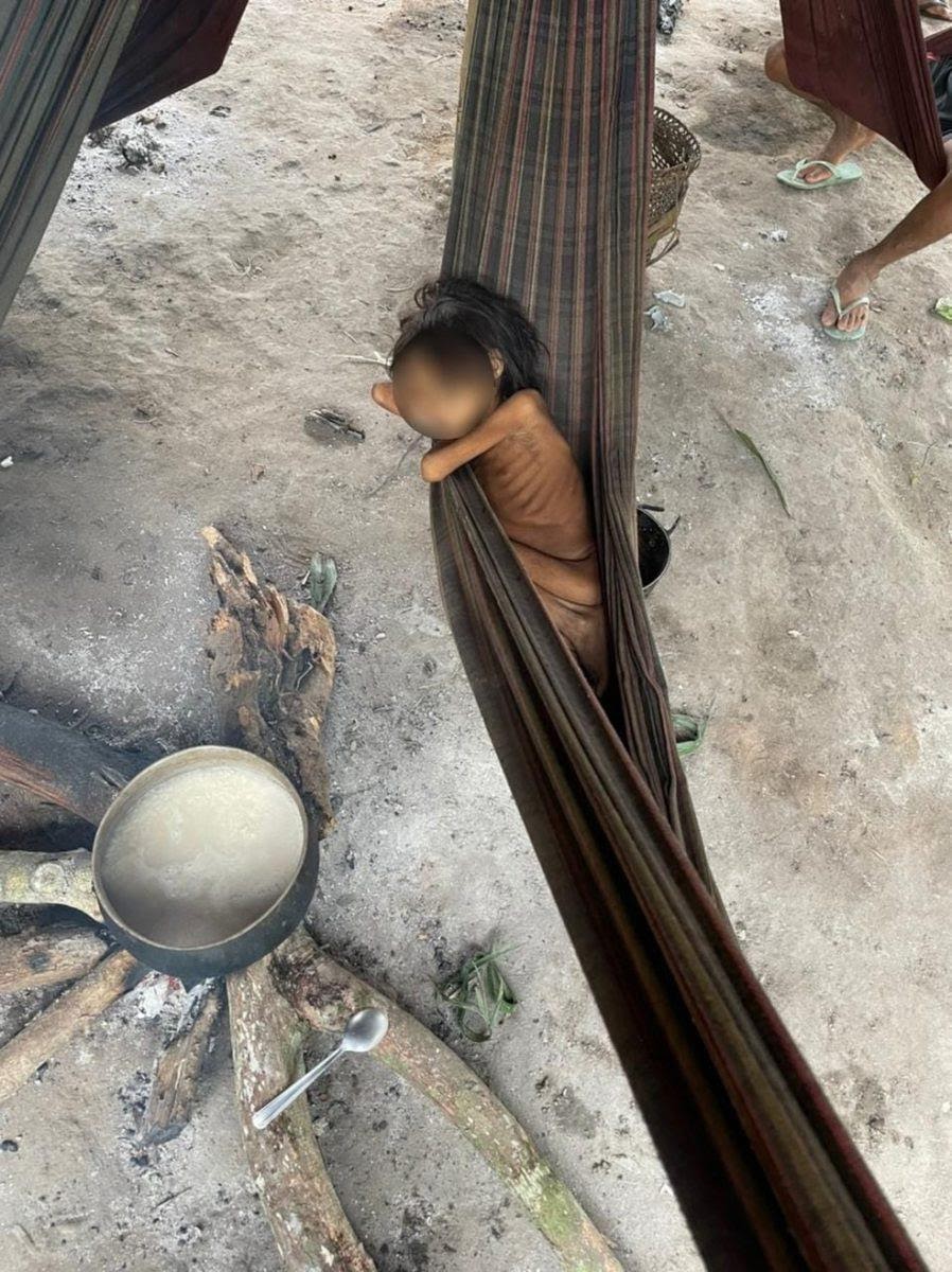 “En algunas regiones, las proteínas ya son escasas y se han vuelto más difíciles con la presencia de personas distintas de la población tradicional", dice el misionero Carlo Zacquini, que publicó la foto. “En algunas regiones, las proteínas ya son escasas y se han vuelto más difíciles con la presencia de personas distintas de la población tradicional", dice el misionero Carlo Zacquini, que publicó la foto.