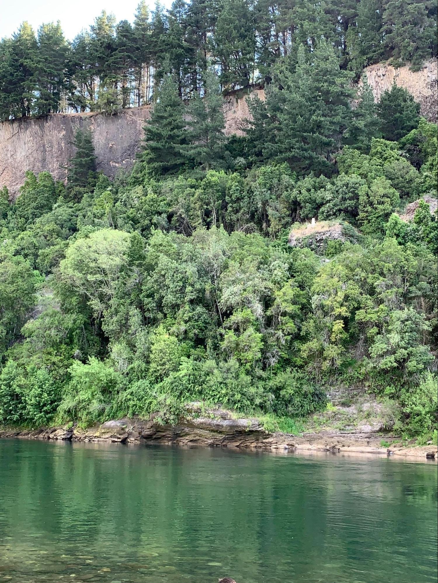 La pequeña estructura blanca que se ve arriba de una roca es hasta donde llegaría la inundación de la Central Rucalhue. Foto: Paula Huenchumil. La pequeña estructura blanca que se ve arriba de una roca es hasta donde llegaría la inundación de la Central Rucalhue. Foto: Paula Huenchumil.