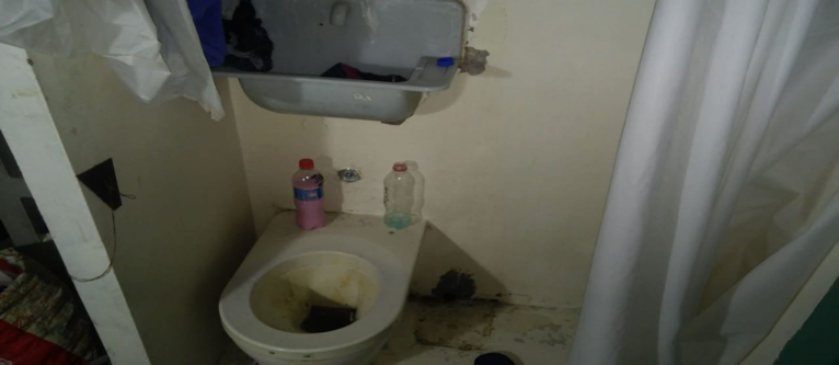 Baño celda de módulo de máxima seguridad, Santiago 1. Baño celda de módulo de máxima seguridad, Santiago 1.