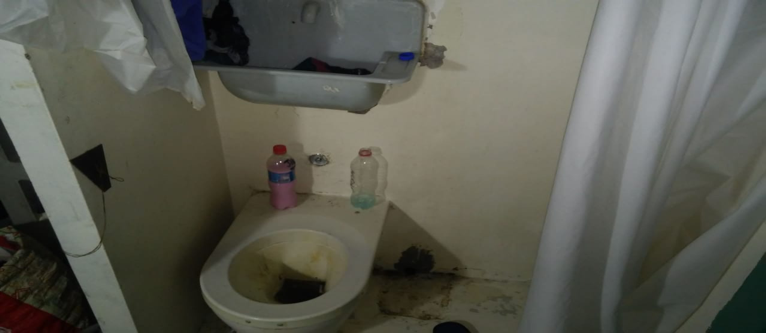 Baño celda de módulo de máxima seguridad, Santiago 1.