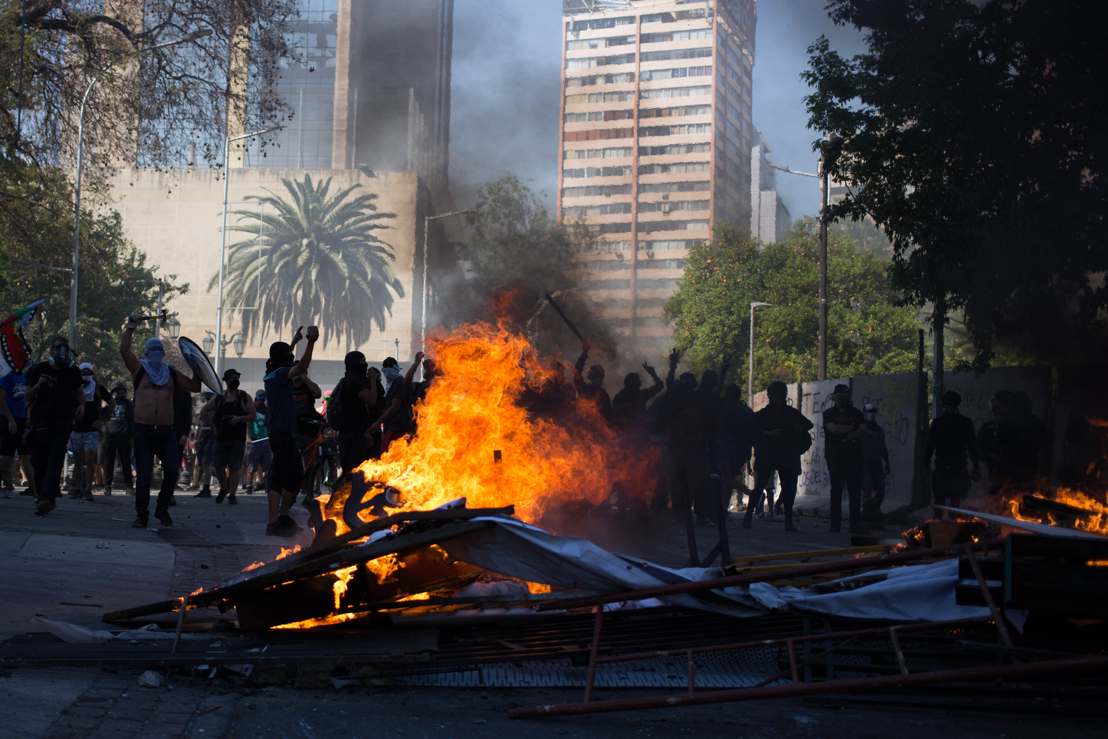 Manifestantes encienden barricadas en alrededores de Plaza Dignidad (Ex Plaza Italia) durante conmemoración del primer aniversario de la revuelta del 18 de Octubre de 2019 Manifestantes encienden barricadas en alrededores de Plaza Dignidad (Ex Plaza Italia) durante conmemoración del primer aniversario de la revuelta del 18 de Octubre de 2019