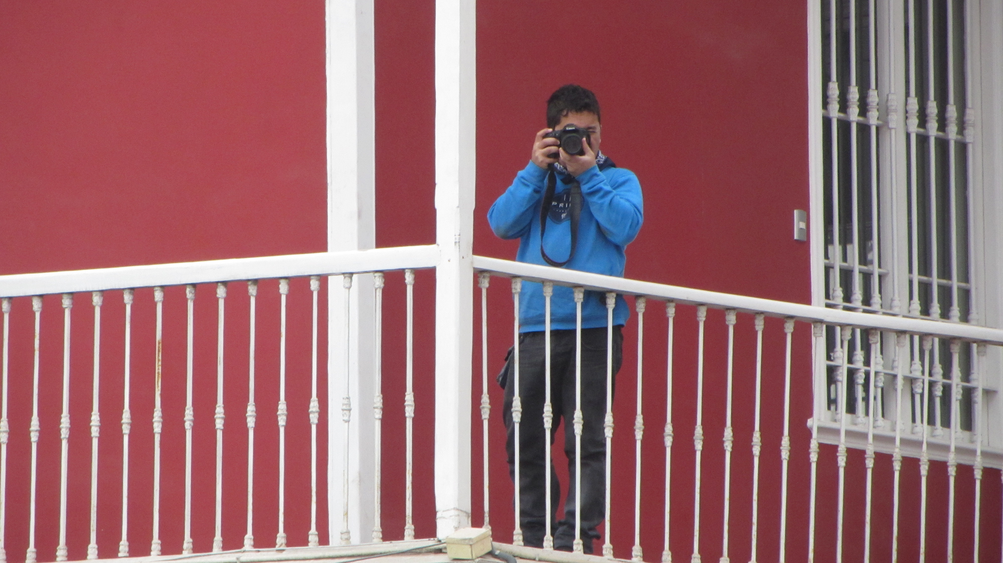 El fotógrafo en el consulado - Fotografía: Maximiliano Alarcón