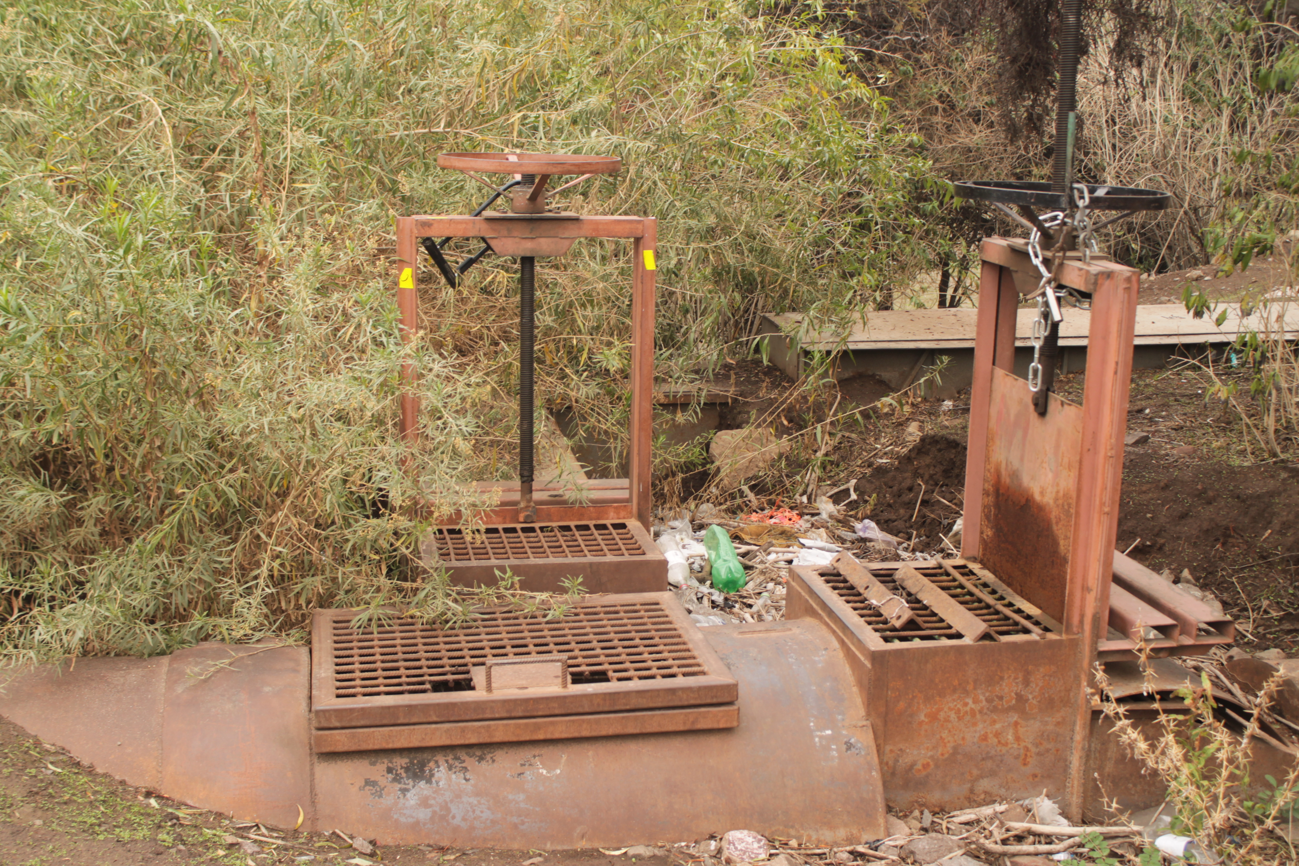 Compuertas que impiden el paso del agua traída desde el sector de El Carvajalino al Tranque Peldehue Número 2. El canal sigue su cauce. Foto: Interferencia Compuertas que impiden el paso del agua traída desde el sector de El Carvajalino al Tranque Peldehue Número 2. El canal sigue su cauce. Foto: Interferencia