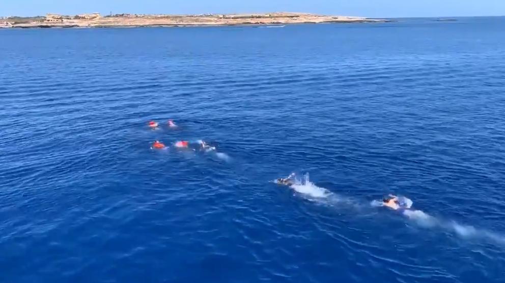 Un grupo de migrantes se lanzó al mar este domingo, desesperados por intentar llegar nadando a Lampedusa Un grupo de migrantes se lanzó al mar este domingo, desesperados por intentar llegar nadando a Lampedusa