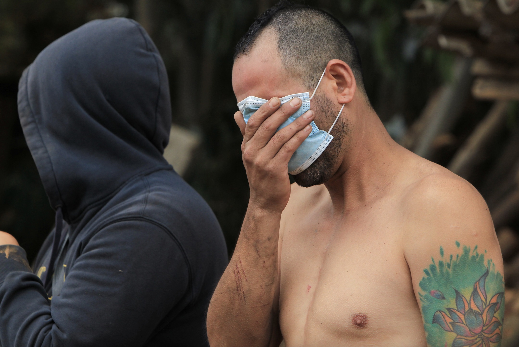 Voluntarios que participan en apagar focos de incendios en la comuna de Tomé. Crédito: Lukas Solís / Agencia Uno Voluntarios que participan en apagar focos de incendios en la comuna de Tomé. Crédito: Lukas Solís / Agencia Uno