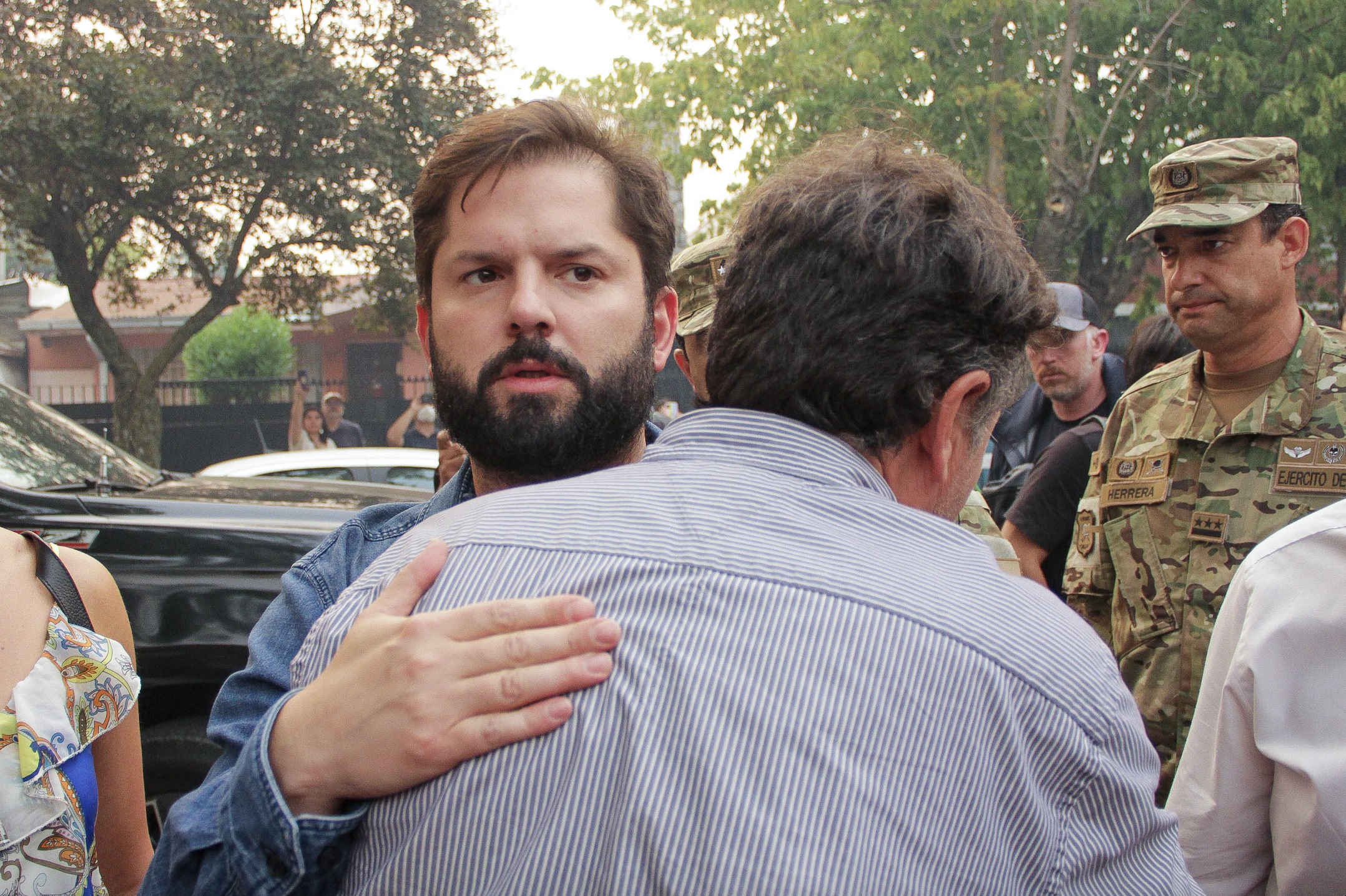 El Presidente Gabriel Boric interrumpió sus vacaciones para ir a Chillán el viernes. “Ha sido un día muy complicado, es tremendamente complejo cuando tenemos tantos focos”, dijo. Crédito: José Humberto Campos / Agencia Uno. El Presidente Gabriel Boric interrumpió sus vacaciones para ir a Chillán el viernes. “Ha sido un día muy complicado, es tremendamente complejo cuando tenemos tantos focos”, dijo. Crédito: José Humberto Campos / Agencia Uno.