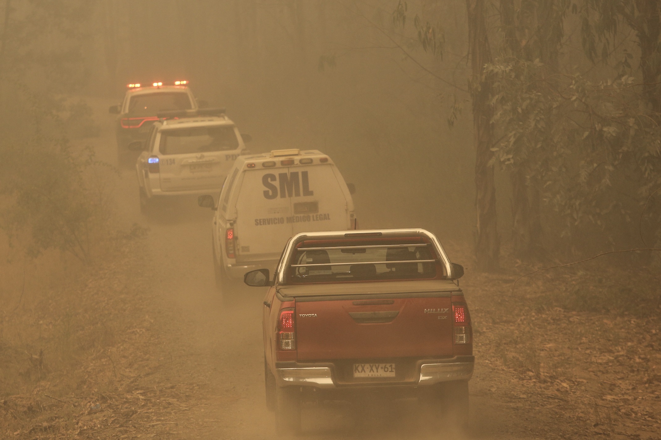 Carabineros, PDI y el Servicio Médico Legal se dirigen a lugar donde falleció una mujer producto de los incendios en la comuna de Nacimiento. Crédito: Diego Martín/Agencia Uno. Carabineros, PDI y el Servicio Médico Legal se dirigen a lugar donde falleció una mujer producto de los incendios en la comuna de Nacimiento. Crédito: Diego Martín/Agencia Uno.