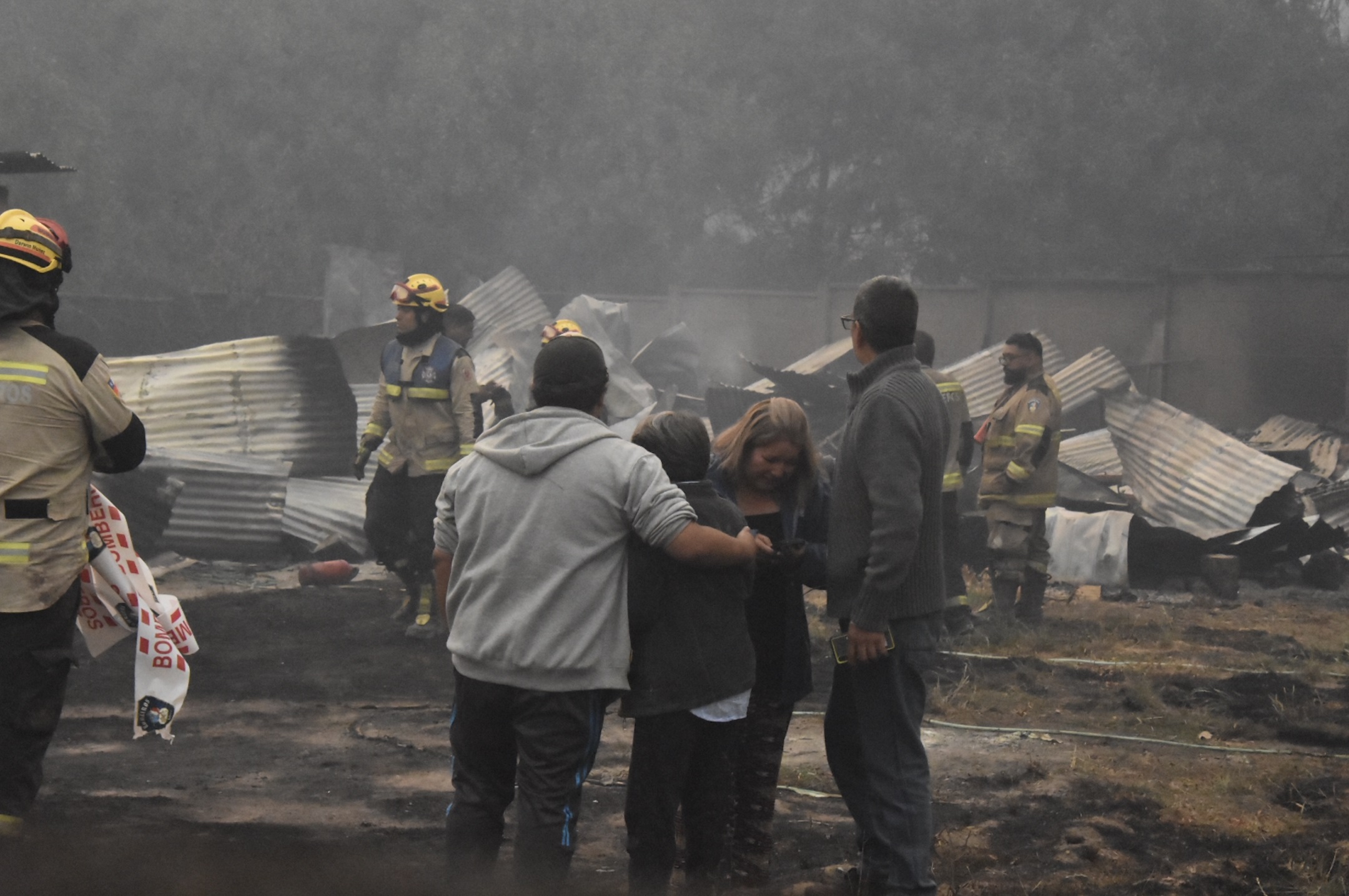 En Purén una familia llora la destrucción de su vivienda, una de las 140 familias que ayer sábado amanecieron con sus hogares en ruinas. Crédito: Héctor Andrade/Agencia Uno. En Purén una familia llora la destrucción de su vivienda, una de las 140 familias que ayer sábado amanecieron con sus hogares en ruinas. Crédito: Héctor Andrade/Agencia Uno.