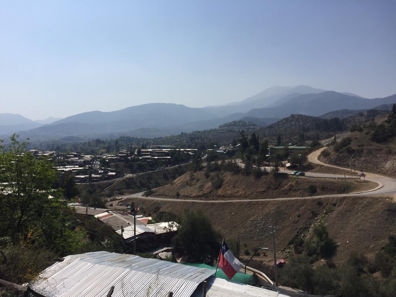 La panorámica de los vecinos notificados por desalojo contrasta con la de sus vecinos, como el Colegio Nido de Águila o la Medialuna de Lo Barnechea. 