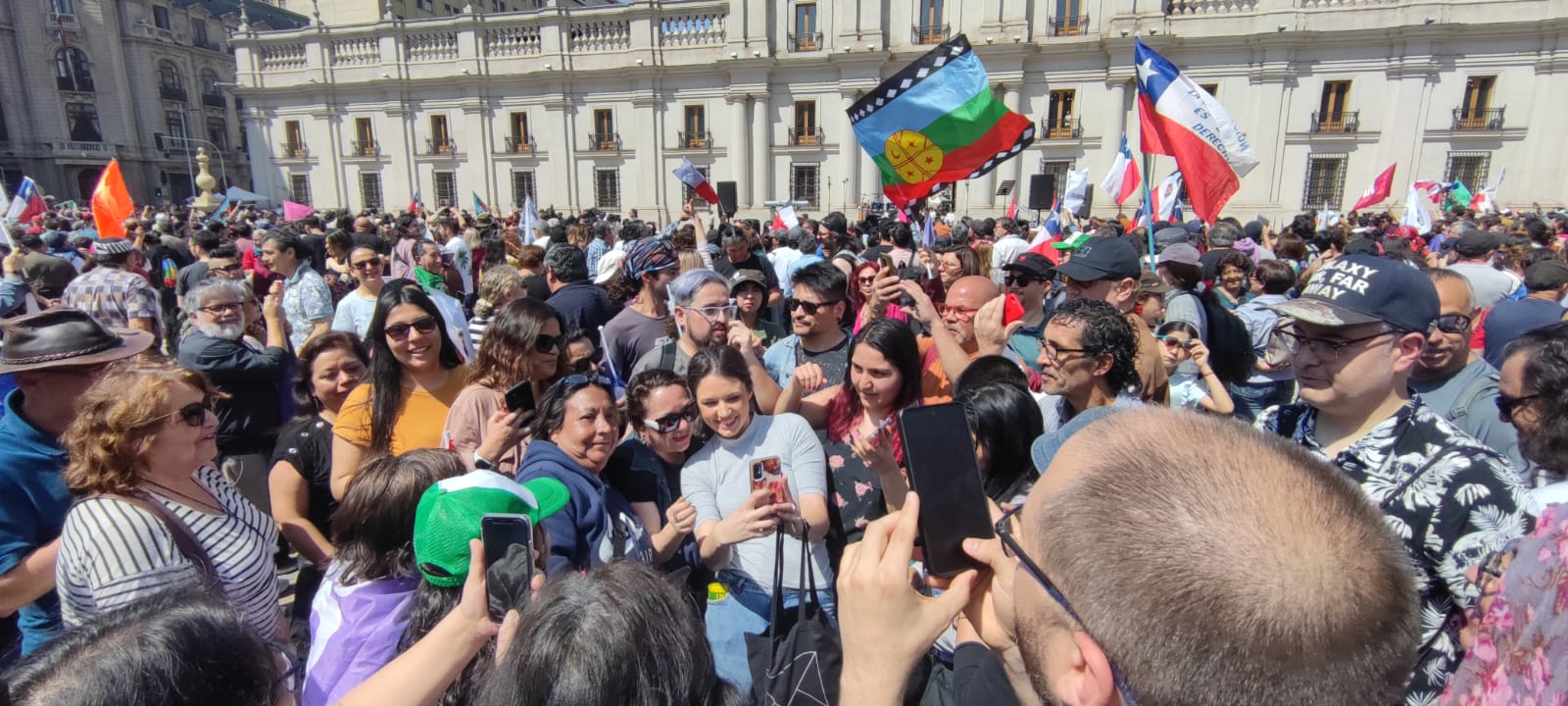 Irina Karamanos se toma una selfie con una de las asistentes. 