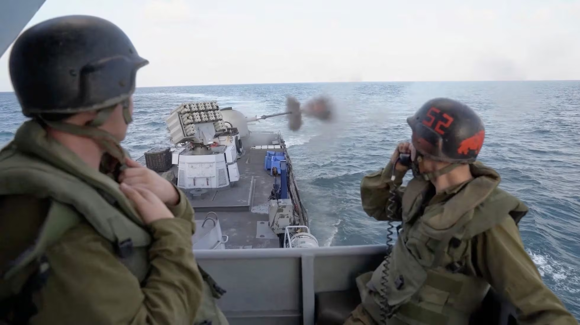 Israelíes disparan desde buque de guerra hacia Gaza.
