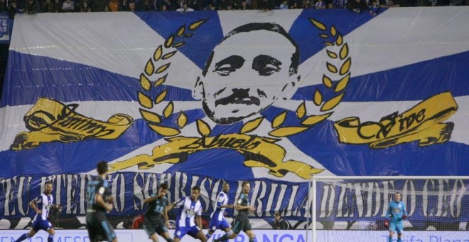 Los hinchas del Deportivo La Coruña despliegan una bandera con el rostro de 'Jimmy', un 'ultra' asesinado en 2014 por el Frente Atlético, el grupo fuerte del Atlético de Madrid. 