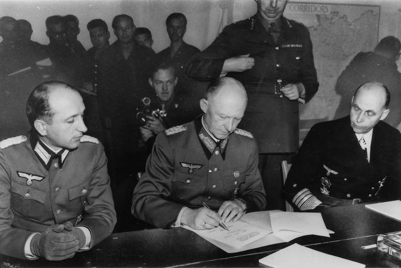 Jodl firmando la rendición de Alemania.