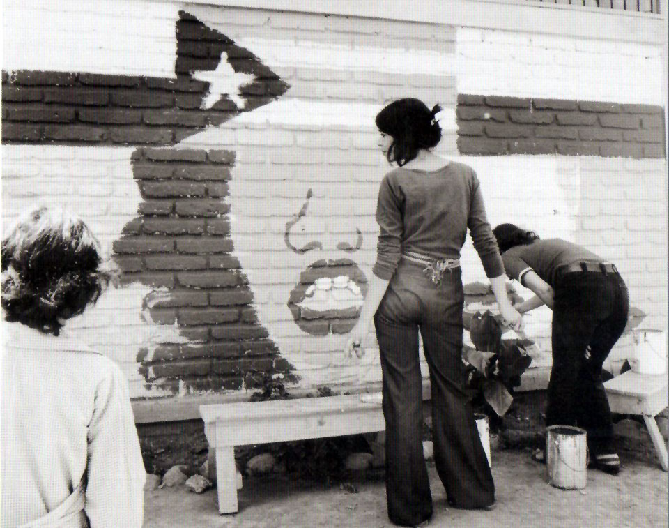 Jóvenes comunistas pintan propaganda Jóvenes comunistas pintan propaganda