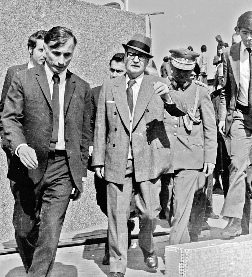 Juan Seoane, inspector de Investigaciones, precede a Allende. Foto de Fernando Veloso. Juan Seoane, inspector de Investigaciones, precede a Allende. Foto de Fernando Veloso.