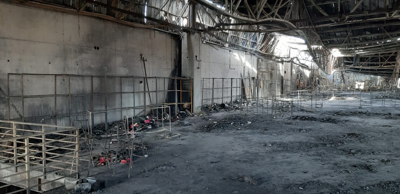Parte del perímetro donde se encontraron los cinco cadáveres en la fábrica calcinada de Kayser. Foto: Interferencia Parte del perímetro donde se encontraron los cinco cadáveres en la fábrica calcinada de Kayser. Foto: Interferencia