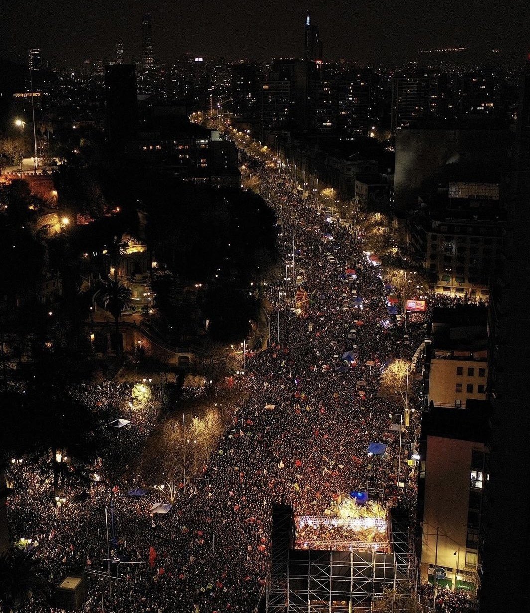 Cierre de campaña del Apruebo en La Alameda. Foto: @droneandrebel Cierre de campaña del Apruebo