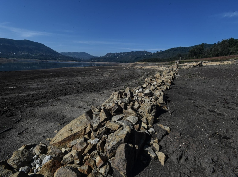 La Alcaldía de Bogotá hizo un llamado a la ciudadanía a hacer uso razonable del agua para superar los efectos del Fenómeno de El Niño, luego de largas semanas sin lluvias y sequía en las zonas de influencia de los embalses. Foto: Alcaldía de Bogotá. La Alcaldía de Bogotá llama al uso razonable del agua
