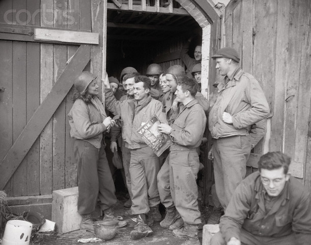 La corresponsal Ann Stringer con soldados estadounidenses en la II Guerra Mundial.