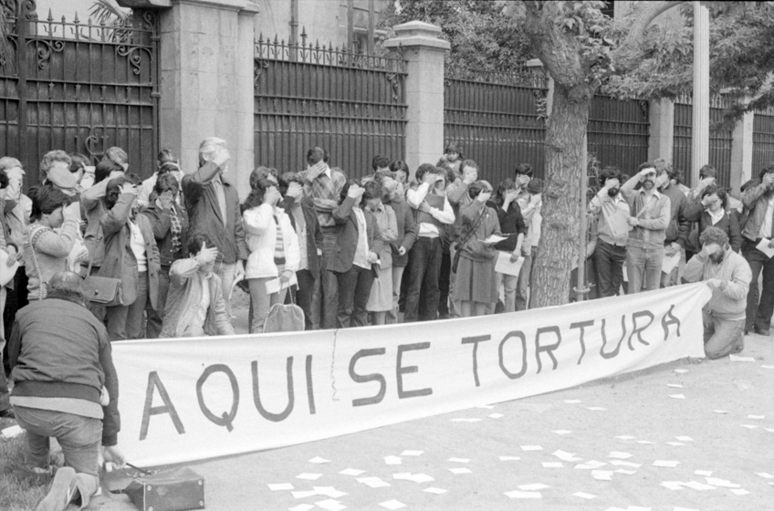 La primera protesta del Movimiento contra la Tortura Sebastián Acevedo, frente al Cuartel Borgoño de la CNI. (Foto de Museo de la Memoria) La primera protesta del Movimiento contra la Tortura Sebastián Acevedo, frente al Cuartel Borgoño de la CNI. (Foto de Museo de la Memoria)