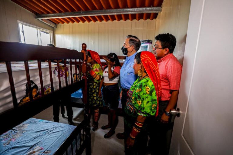 Las autoridades panameñas entregaron 300 viviendas en la urbanización Isber Yala. Foto: Presidencia de Panamá
