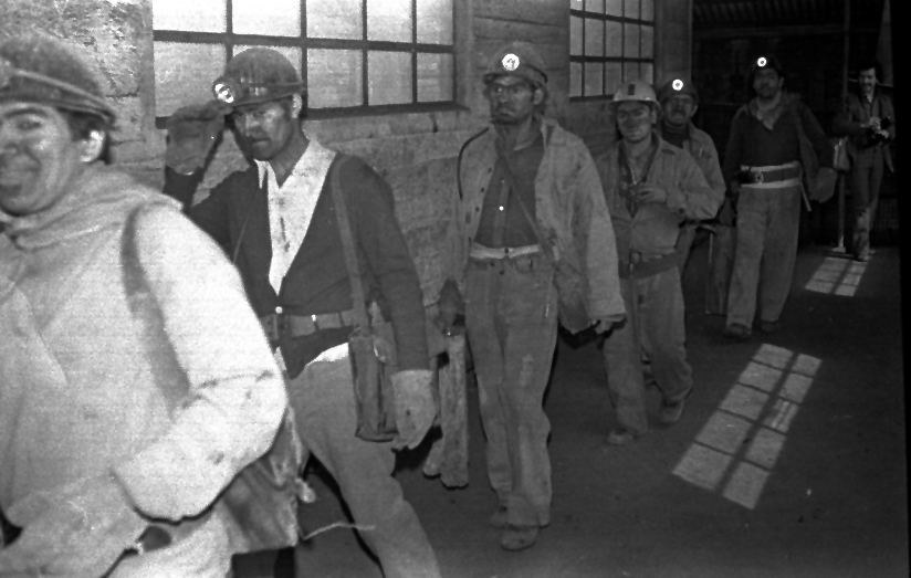 Las deplorables condiciones de trabajo de los mineros del carbón. Las deplorables condiciones de trabajo de los mineros del carbón.
