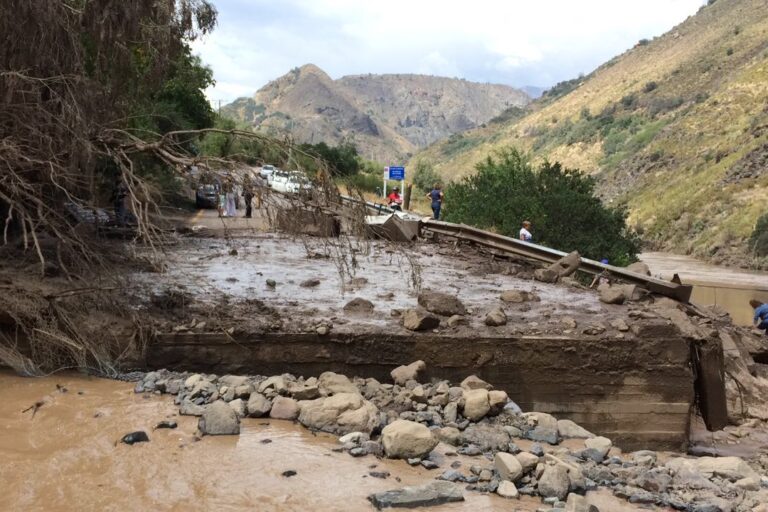 Las fuertes lluvias cortaron caminos y puentes. Foto: Ministerio de Obras Públicas.
