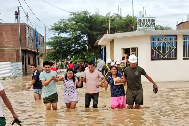 Las inundaciones ocurridas principalmente en las regiones de la costa norte del Perú han dejado alrededor de 21 000 casas afectadas. Foto Ministerio de Defensa del Perú.