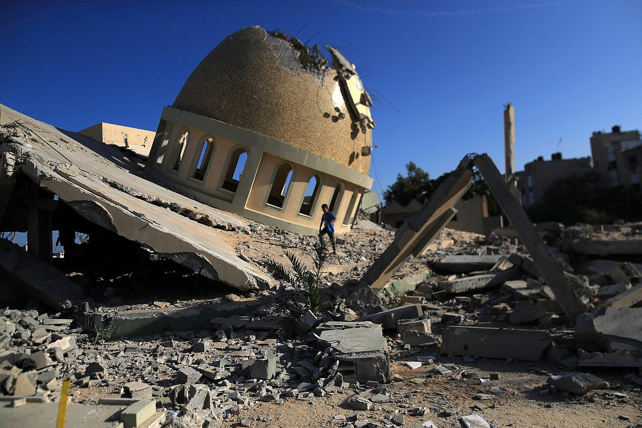 Las ruinas de la mezquita Al-Amin Muhammad que fue destruida en un ataque aéreo israelí el 20 de octubre, campamento de refugiados de Yan Junis. Las ruinas de la mezquita Al-Amin Muhammad que fue destruida en un ataque aéreo israelí el 20 de octubre, campamento de refugiados de Yan Junis.
