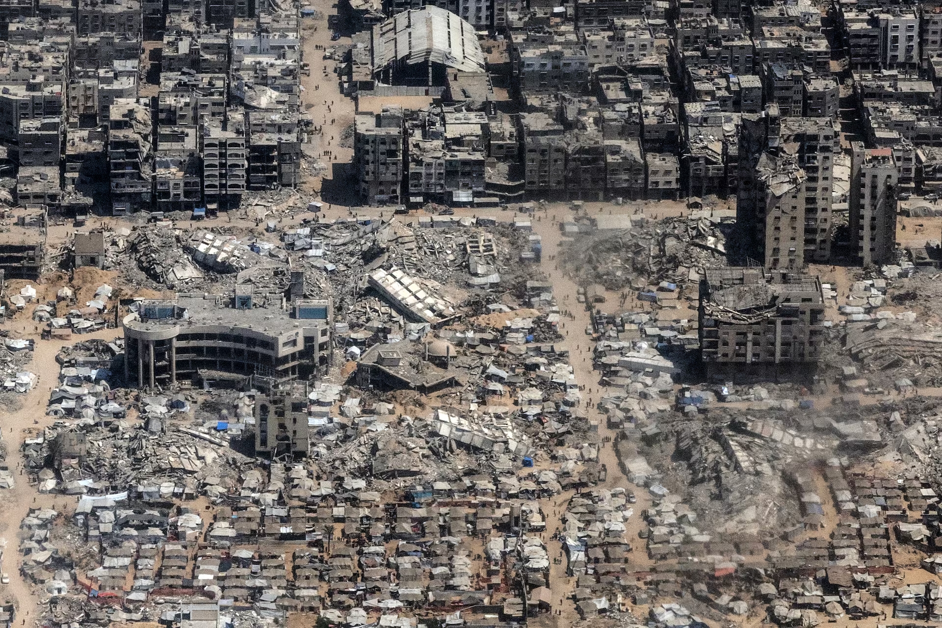 Las ruinas de la mezquita de Maqoussi y del Ministerio de Economía en Gaza, vistas desde un vuelo de ayuda jordano el miércoles. (Créditos: Washington Post).