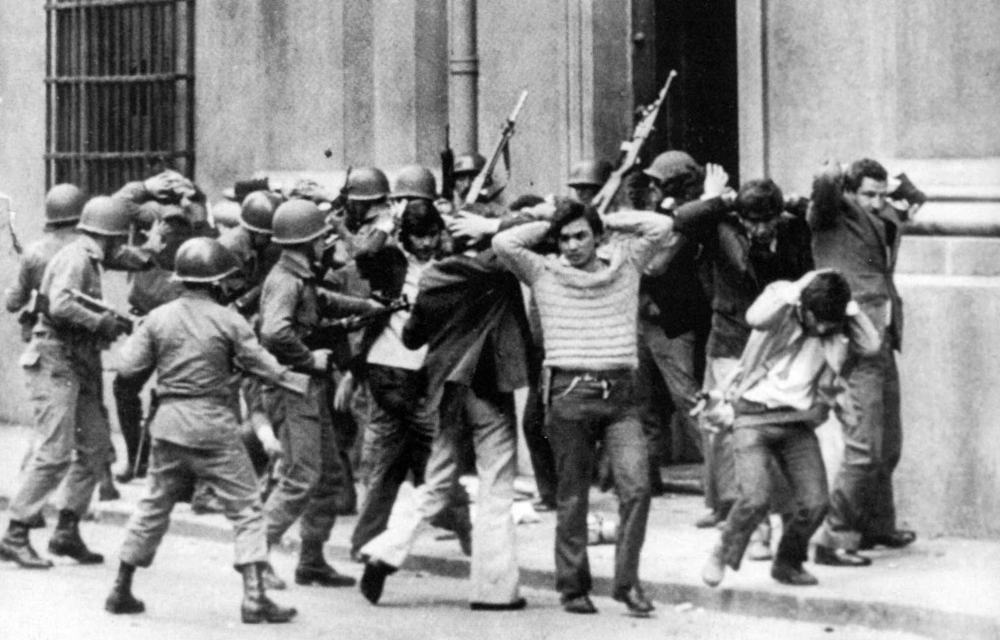 Las tropas sacan a los últimos resistentes desde La Moneda Las tropas sacan a los últimos resistentes desde La Moneda