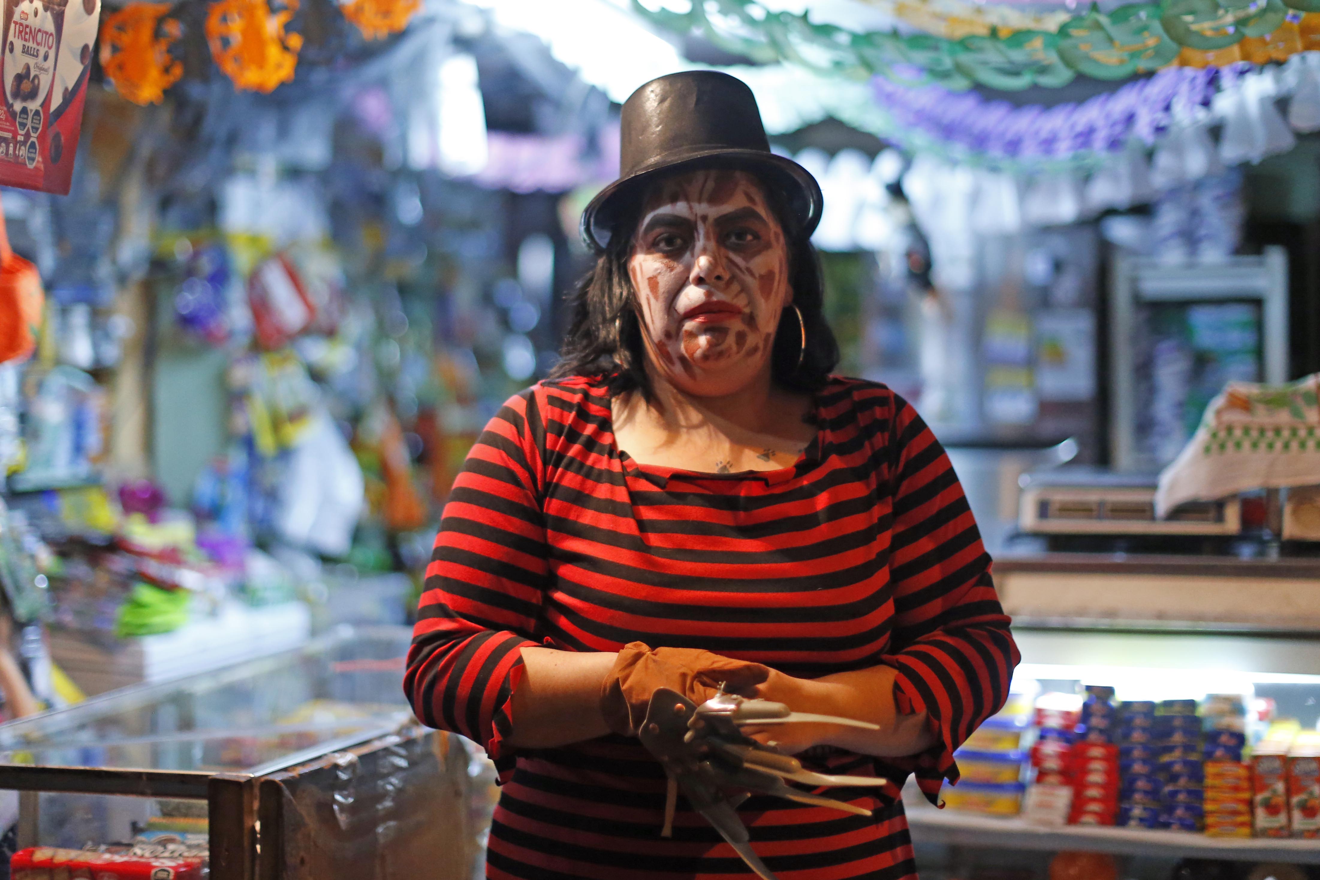 "Doña Freddie K, la dependienta del almacén". Foto: Luis Hidalgo "Doña Freddie K, la dependienta del almacén". Foto: Luis Hidalgo