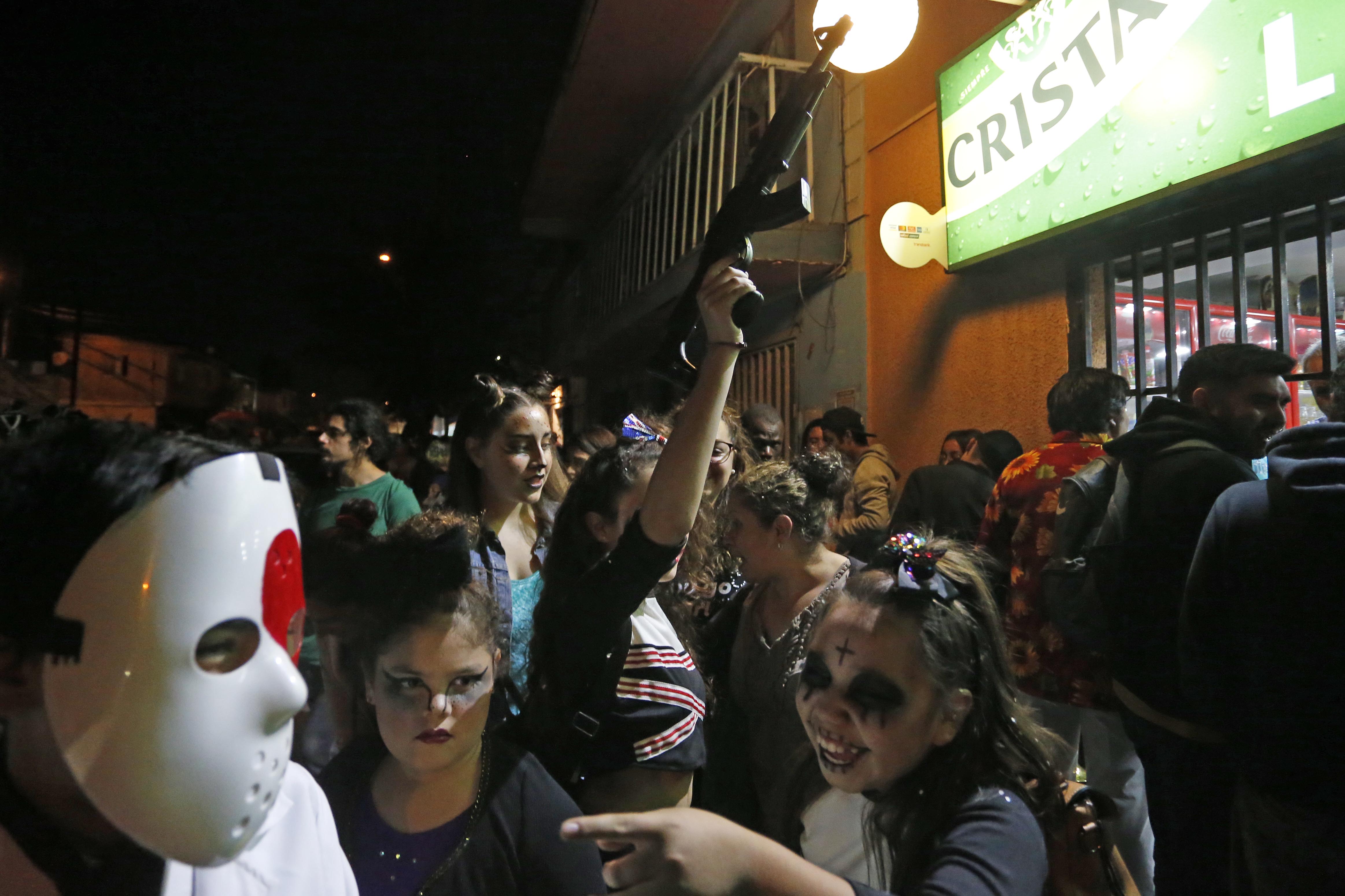 "Caballero, haga la fila". Foto: Luis Hidalgo