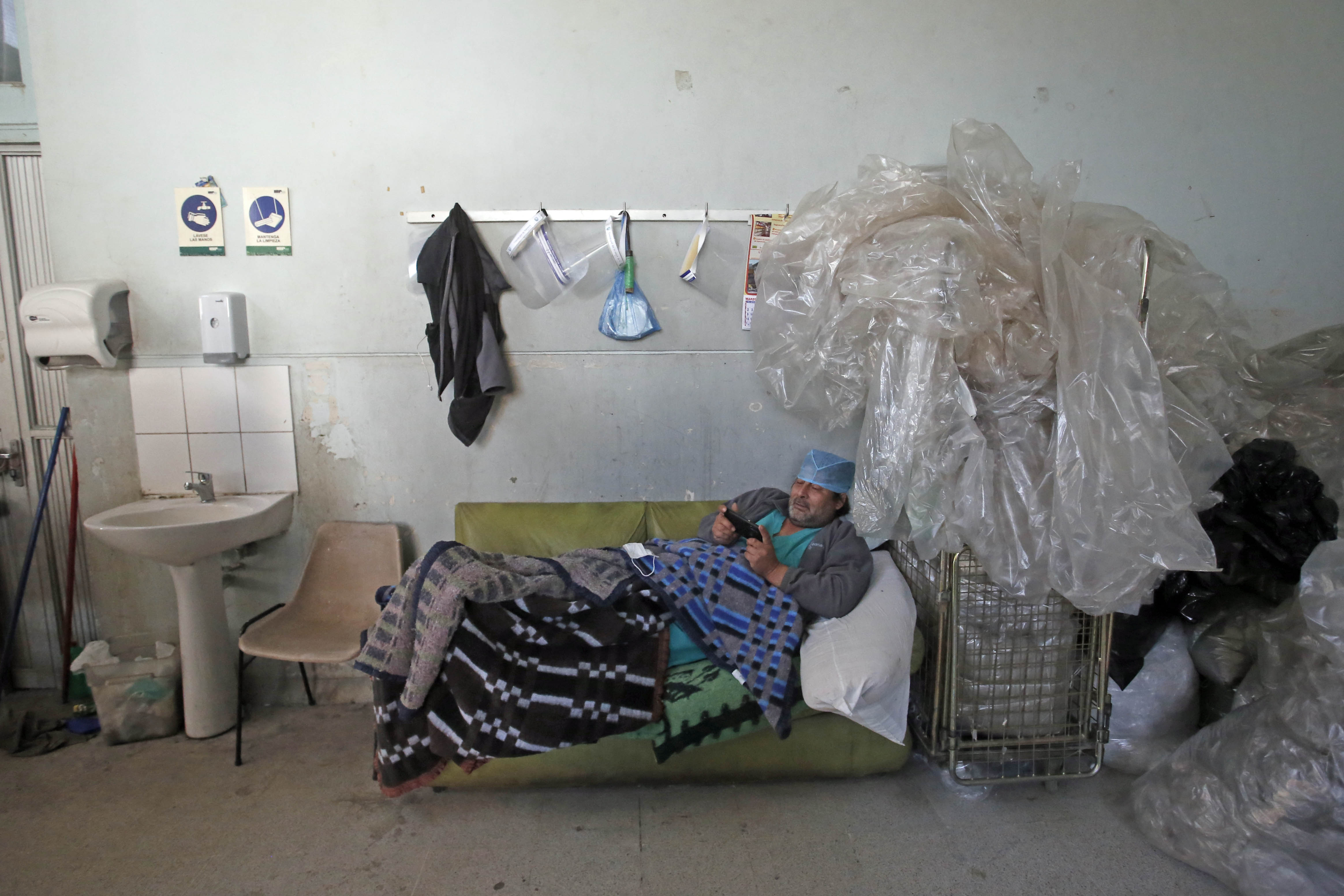 Un funcionario del Hospital Barros Luco, descansa en la sala de lavandería del hospital. Santiago, 4 de Junio de 2020.