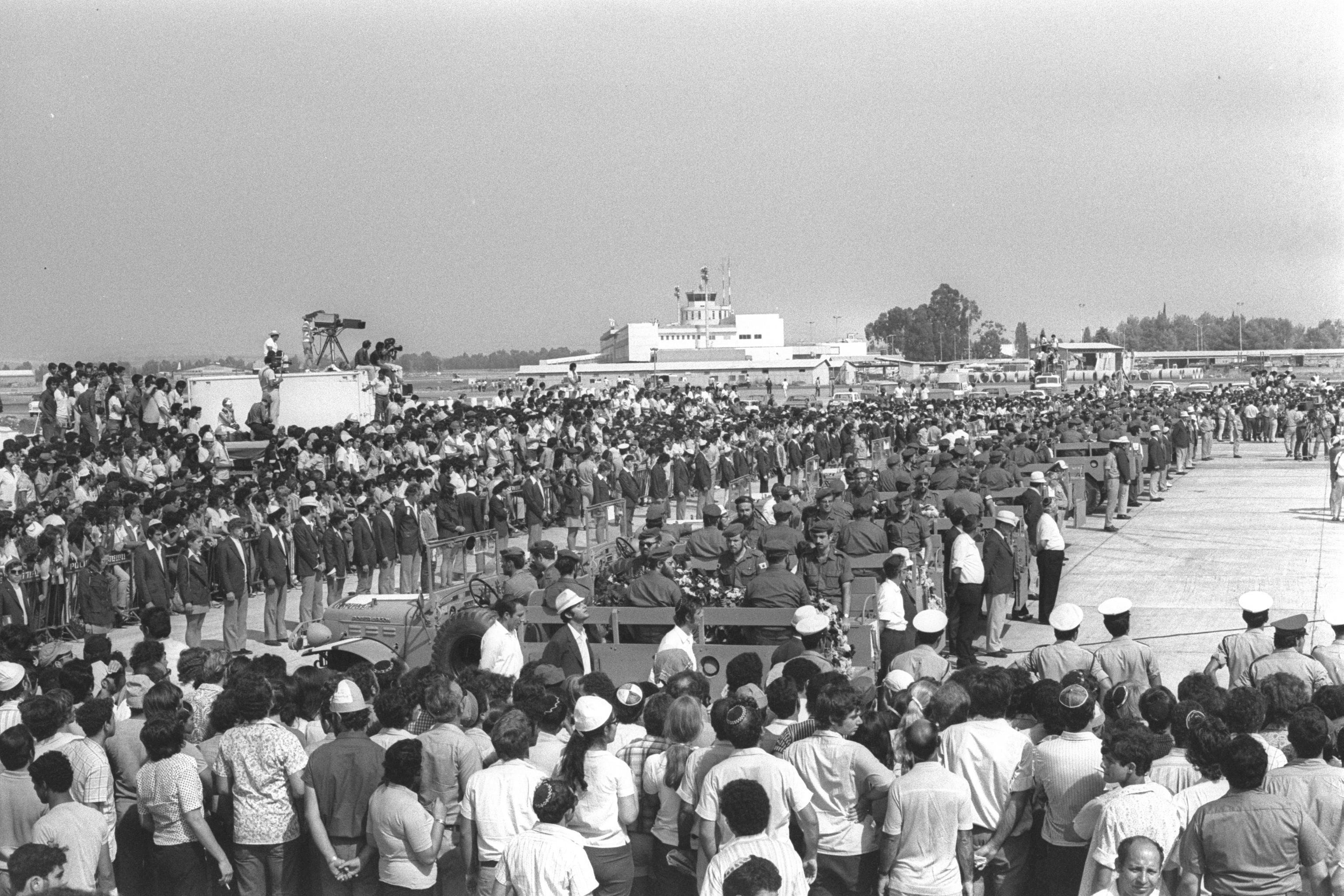 Los ataúdes de diez atletas israelíes asesinados en la masacre se alinean a bordo de los coches de mando durante una ceremonia conmemorativa en el Aeropuerto Internacional Ben Gurión. Foto: Wikipedia. Los ataúdes de diez atletas