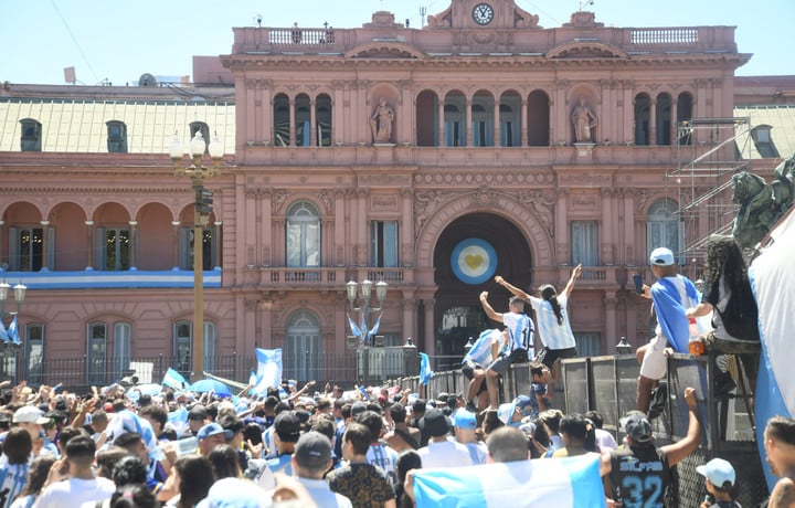 Hinchas argentinos concentrados frente al balcón de la Casa Rosada. Foto Federico Imas. Hinchas argentinos concentrados frente al balcón de la Casa Rosada. Foto Federico Imas.