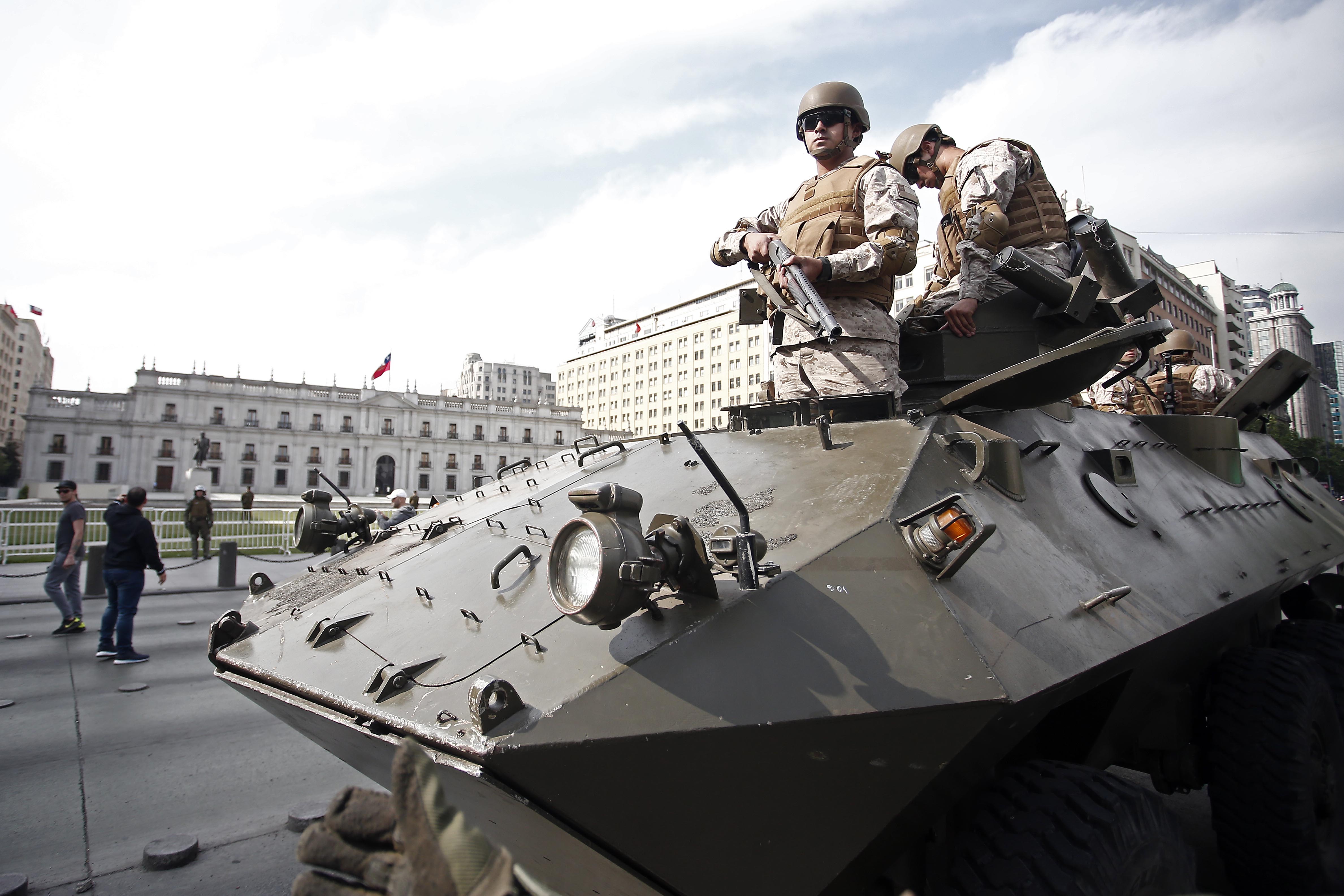 Militares se desplegaron frente a La Moneda durante la tarde del sábado (Foto de Luis Hidalgo)