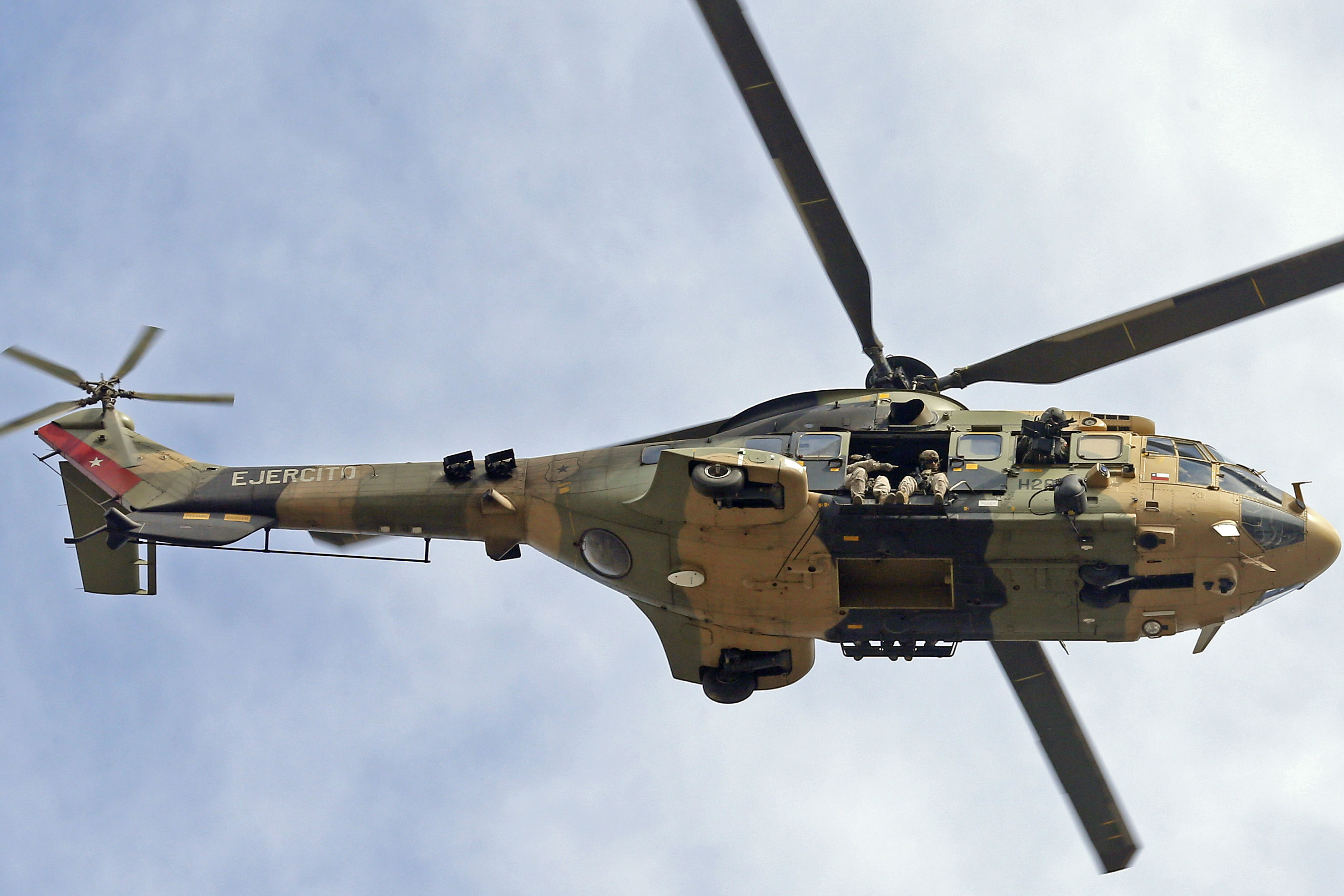 Militares sobrevolando Santiago (Foto de Luis Hidalgo)