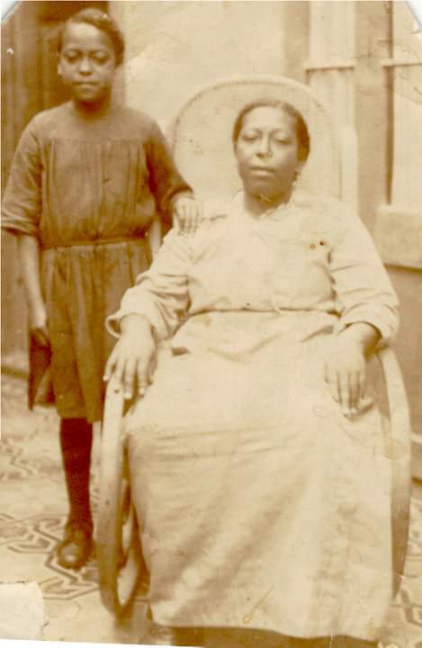 Fotografía del libro "Lumbanga: memorias orales de la cultura afrochilena" Fotografía del libro "Lumbanga: memorias orales de la cultura afrochilena"