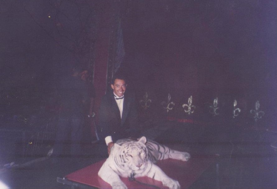 Lun Lee durante minutos antes de la función junto al tigre Ramadán.