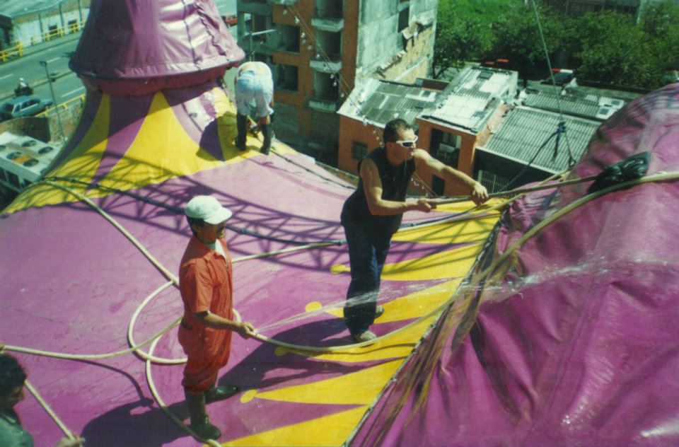 "Independiente de si es un circo modesto o más grande, lo importante es que se vea bonito, así llega más gente", comenta Lun Lee quien varias veces subió a las carpas de los circos a limpiar la tierra acumulada de las giras.