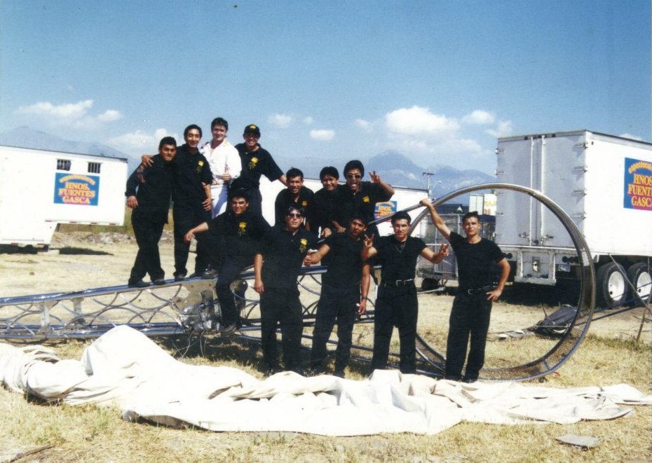 Empleados del Circo Hermanos Fuentes Gasca desmontan el péndulo, uno de los números clásicos del circo.